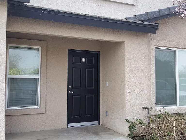 460 Oswell St #460 — Photo 1