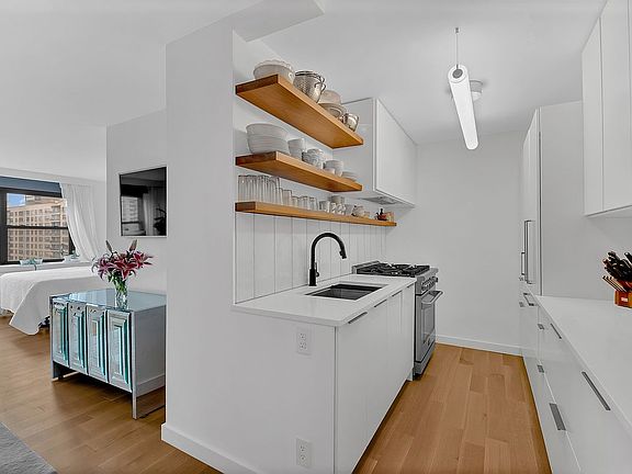 4th image of 165 W End Ave APT 26L