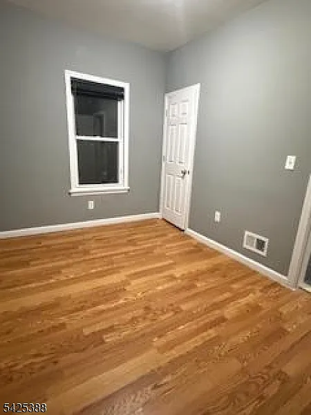 3 bed, 1.0 bath, 1600 sqft, $2,300 — Photo 4