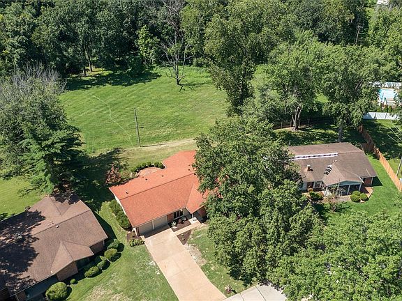 3rd image of 105 Old Oaks Dr