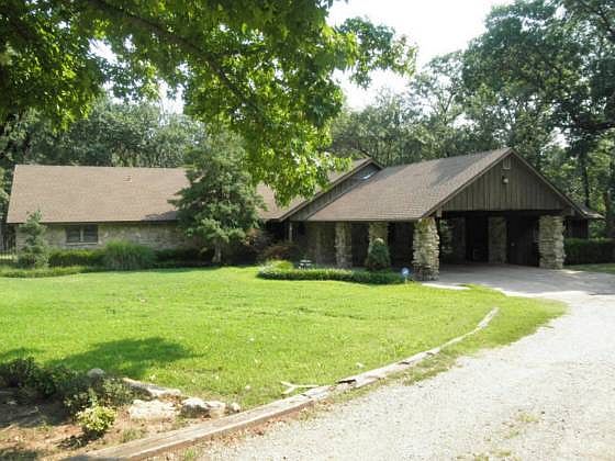 2nd image of 1915 Rose Ln
