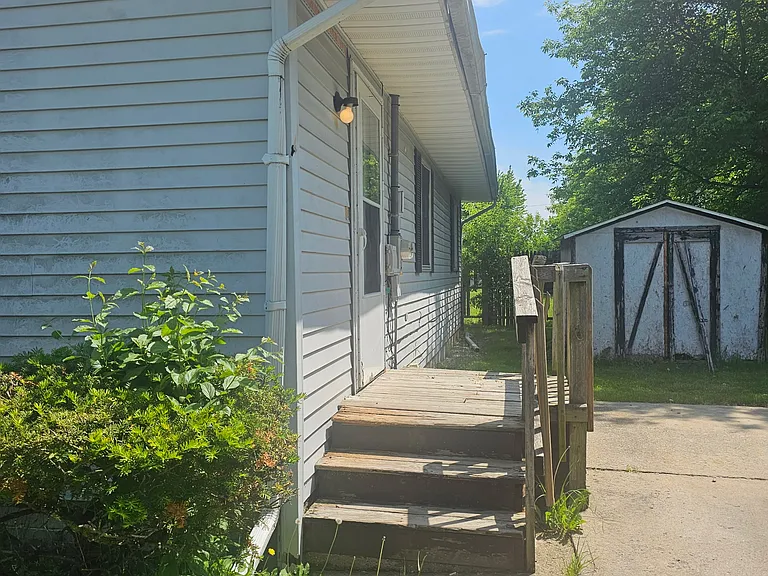 2420 Wadsworth Ave — Photo 2