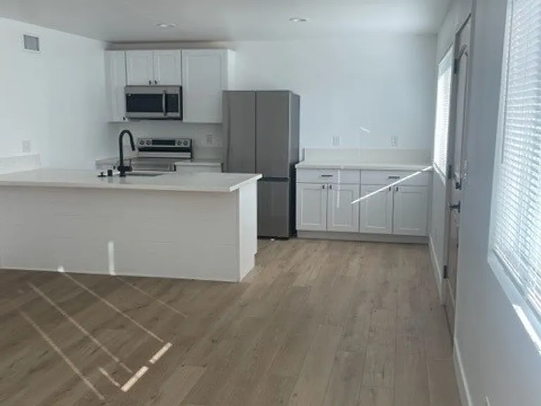 632-638 Iris Dr — Photo 2