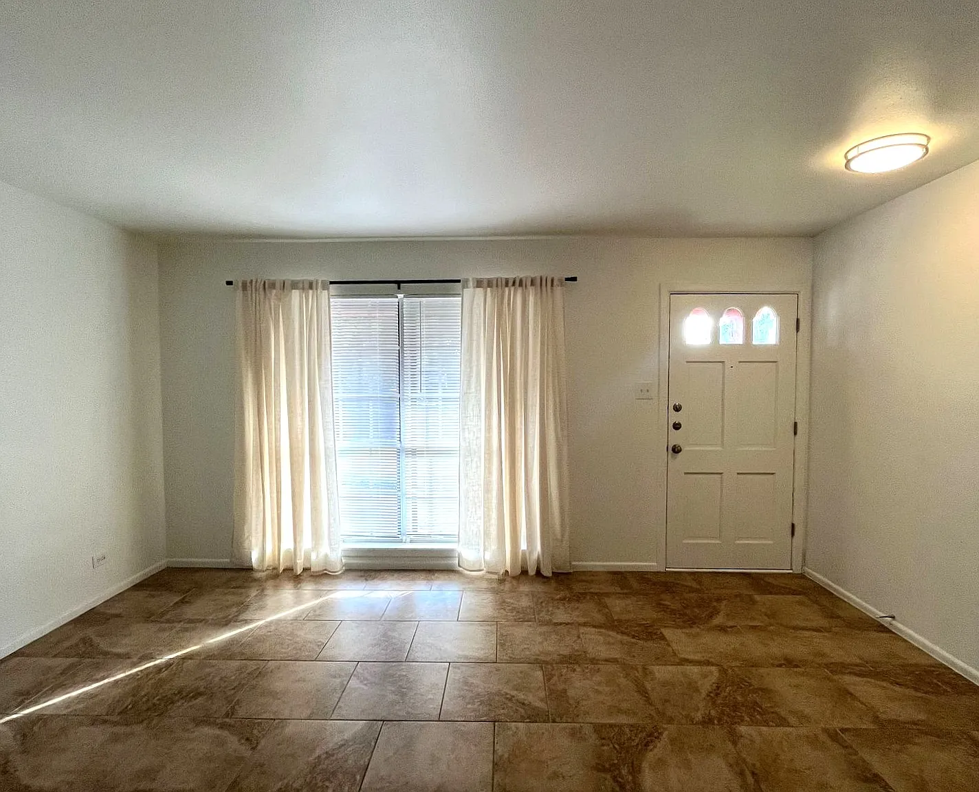 3 bed, 1496 sqft, $1,725 — Photo 2
