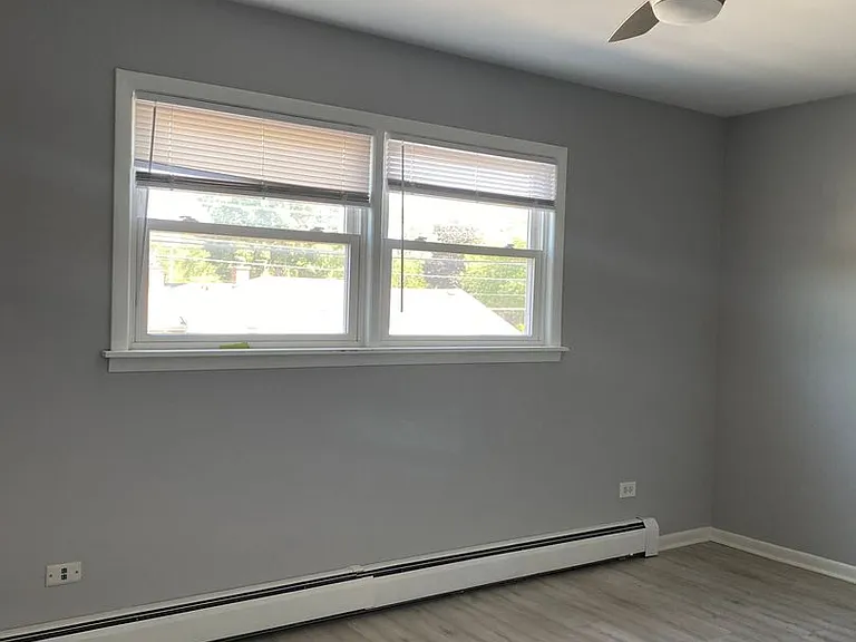 9841 S Cicero Ave — Photo 3