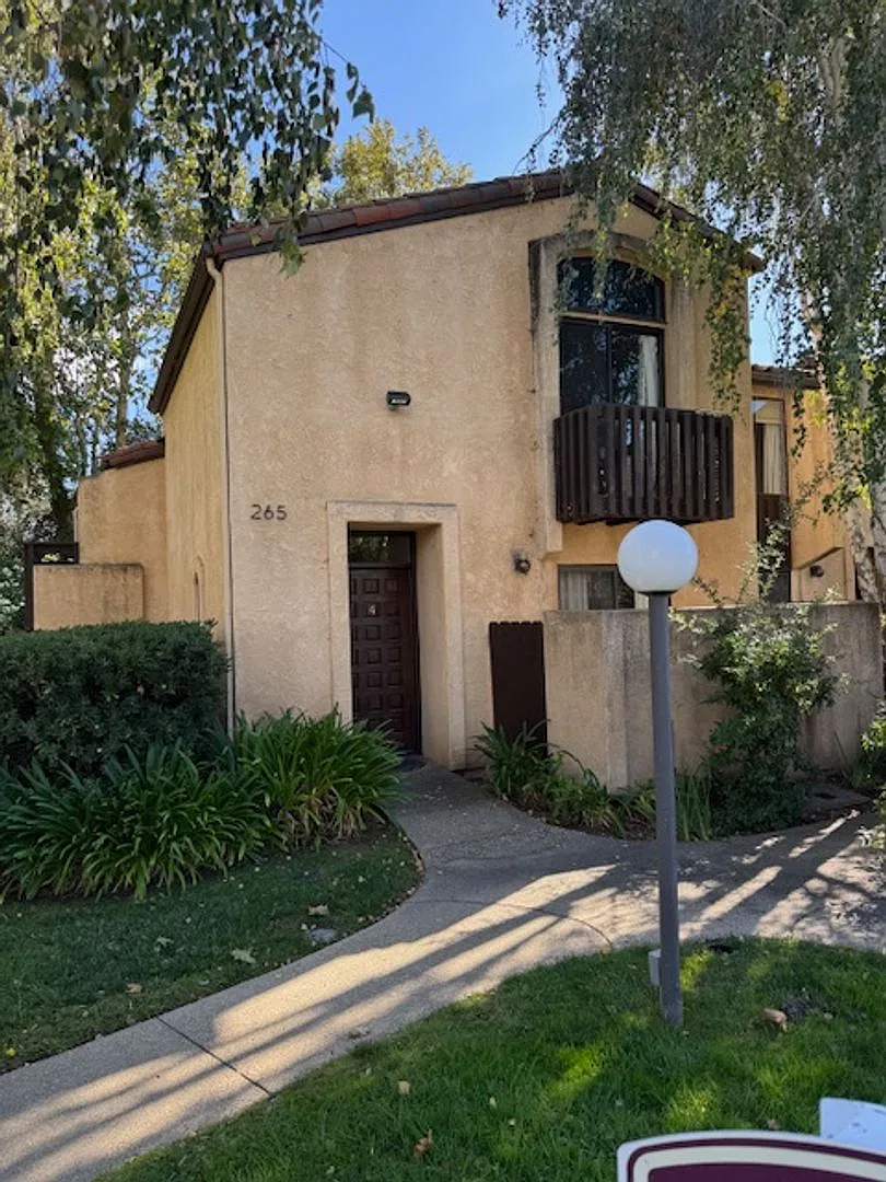 Beautiful 2 Bedroom, 2 Bathroom Townhouse — Photo 1