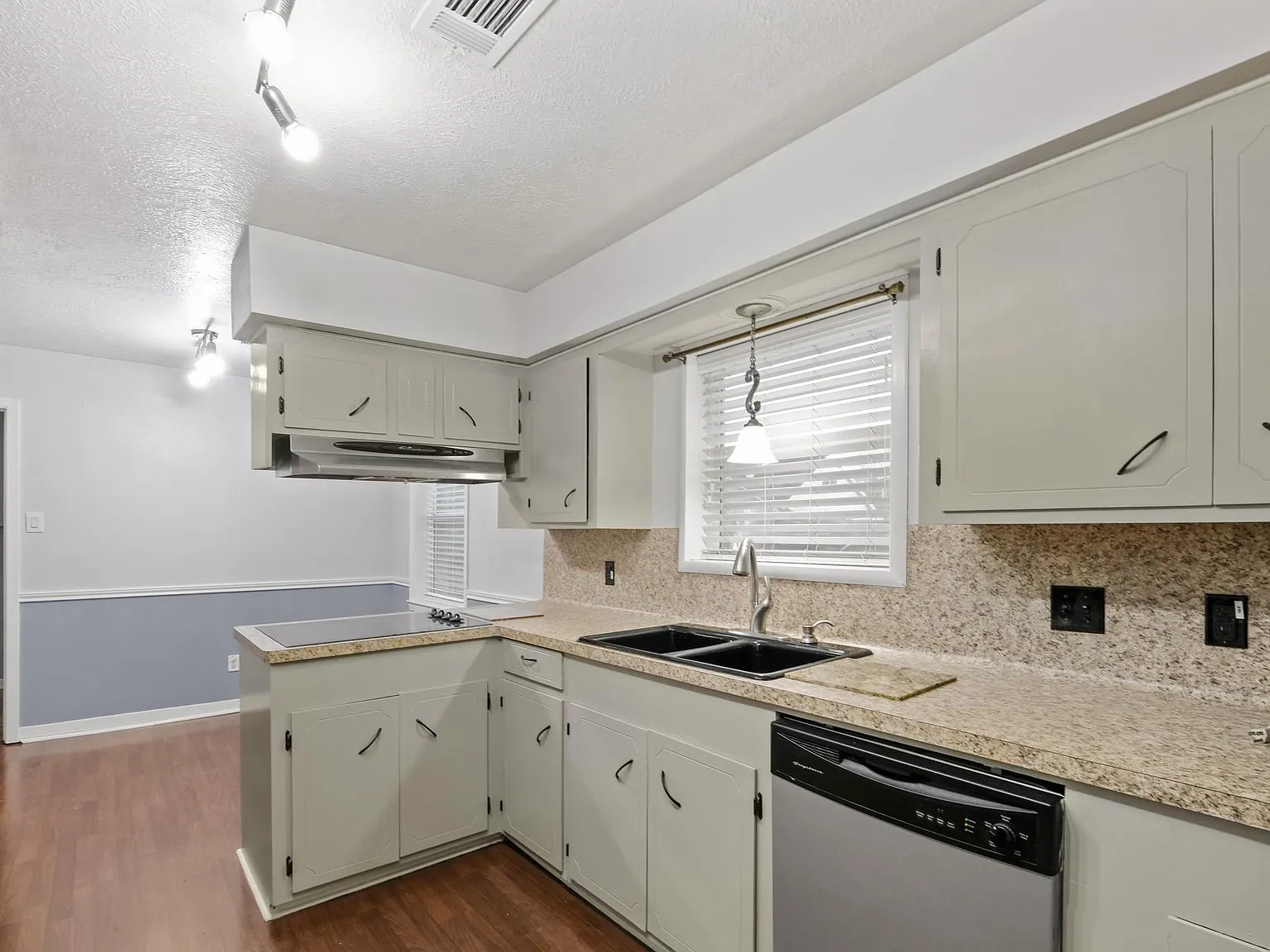 4 bed, 2.0 bath, 2324 sqft, $2,275 — Photo 4