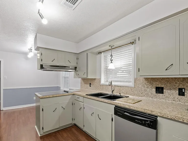 1905 Zapp Ln — Photo 4