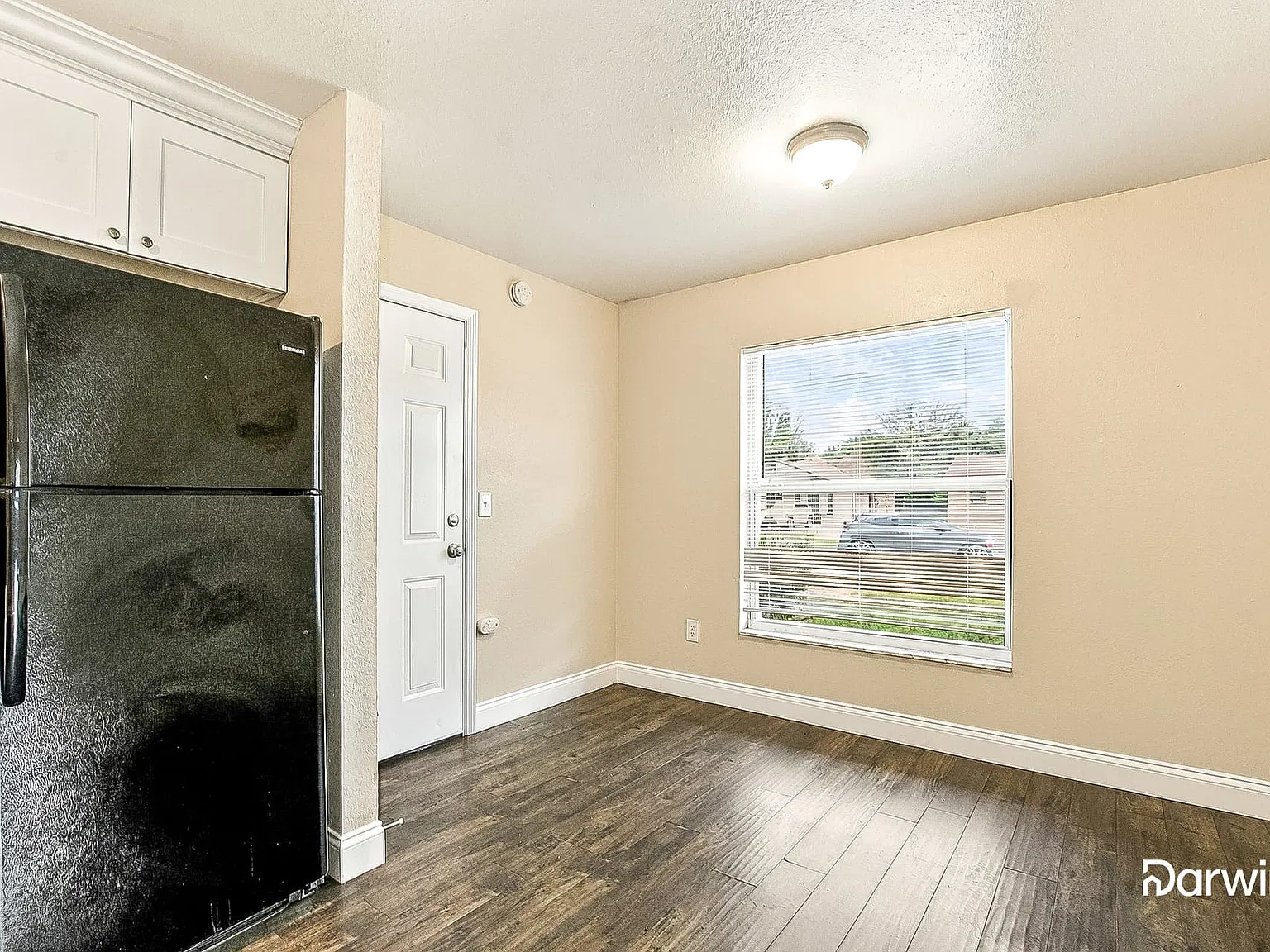 3 bed, 1.0 bath, 988 sqft, $1,815 — Photo 3