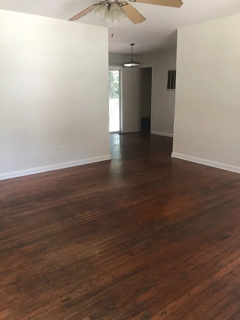3/2.5 House with large yard walking distance to campus, shopping and restaurants! — Photo 3
