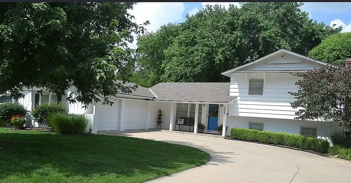4 bed, 1976 sqft, $1,975 — Photo 1