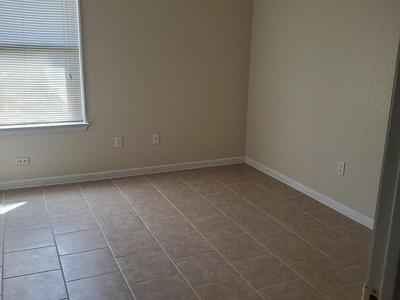 4th image of 2000 Charleston Ct APT B