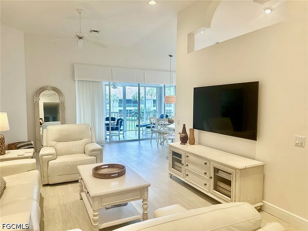 3 bed, 3.0 bath, 1696 sqft, $4,000 — Photo 3