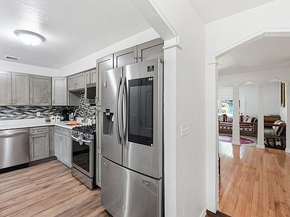 2nd image of 23 Cobblestone Ln Unit 23