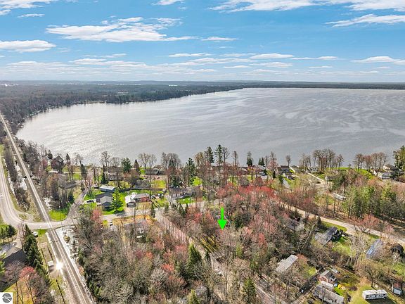 4th image of 143 Arbutus Ave