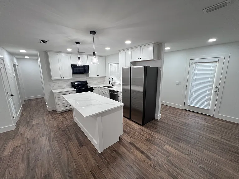 2904 W 21st St — Photo 11