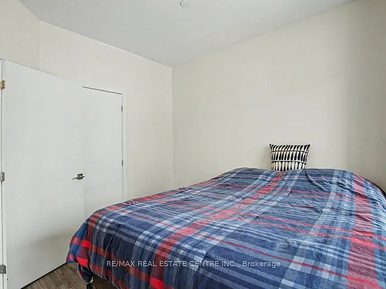 690 King St W #101 — Photo 19