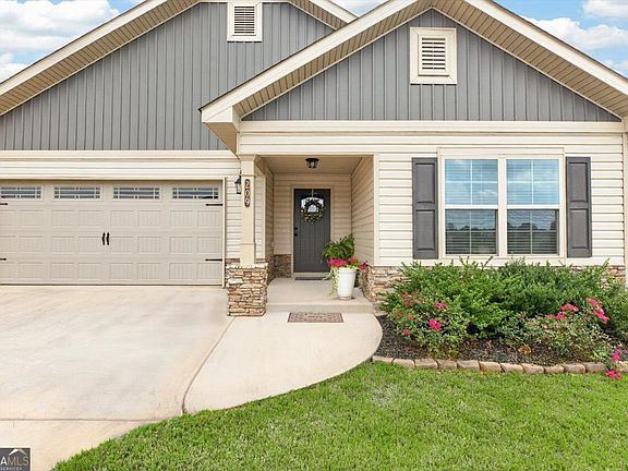 3rd image of 209 Red Tail Cir