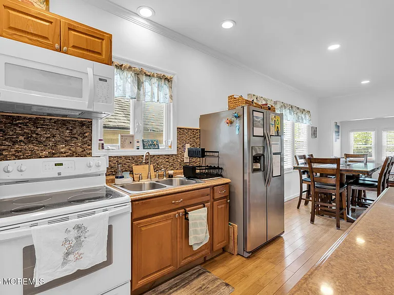 226 Dupont Ave — Photo 14