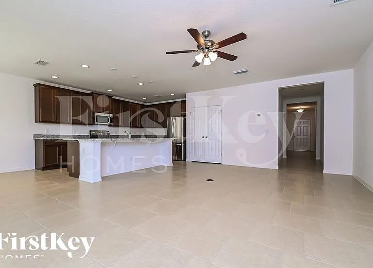 900 Avenal Ln — Photo 3