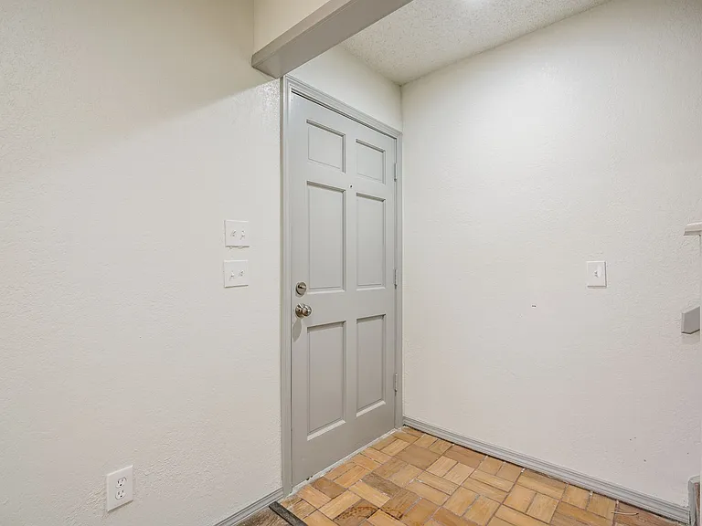 10125 N Pennsylvania Ave — Photo 2