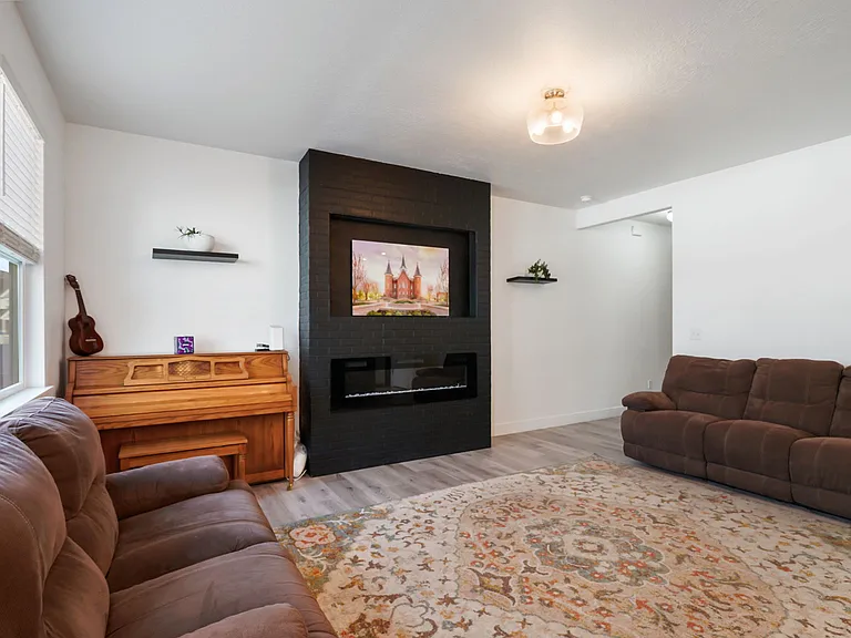 1082 S Lilac Way — Photo 4