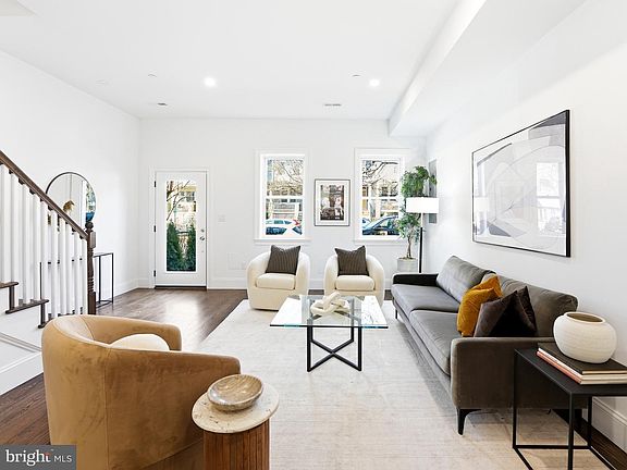 4th image of 1109 4th St NE