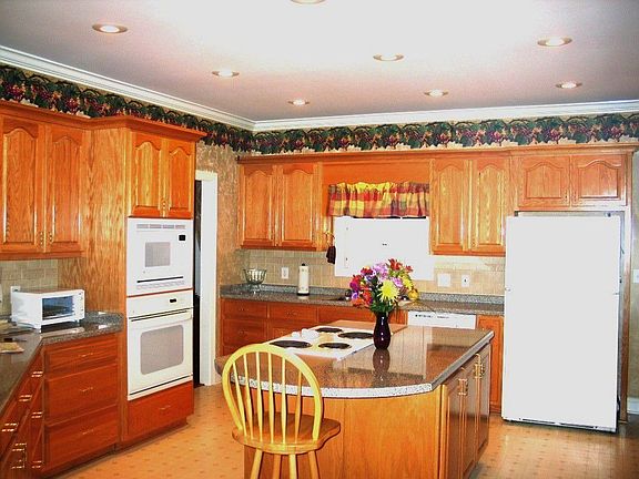Kitchen - Tons of cabinets