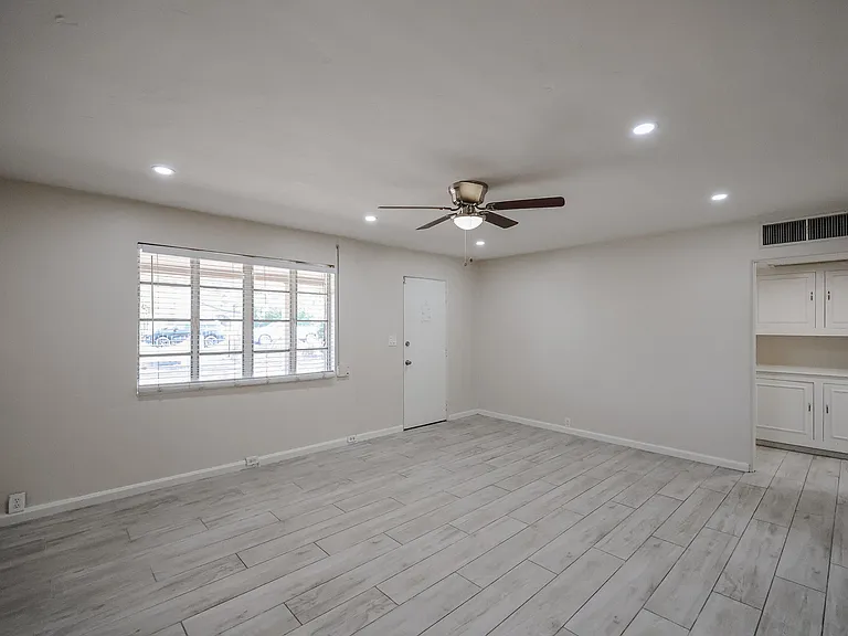 1053 E Weldon Ave — Photo 14