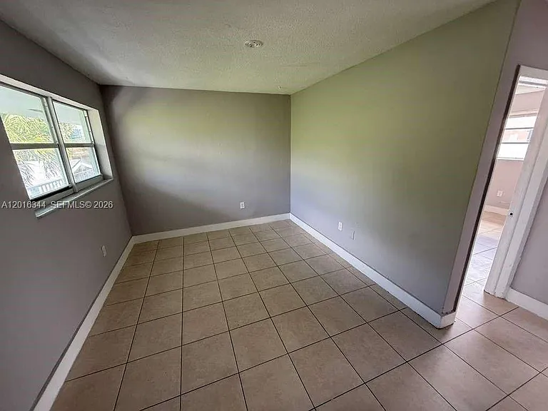 1646 NW 2nd St #6 — Photo 3