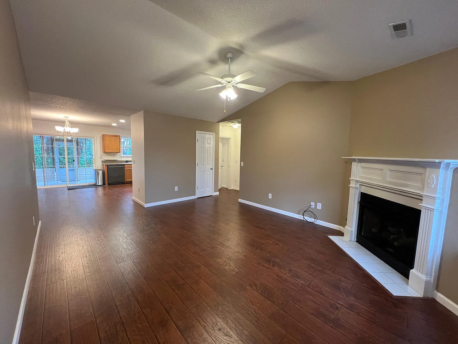 3 bed, 1200 sqft, $1,800 — Photo 2