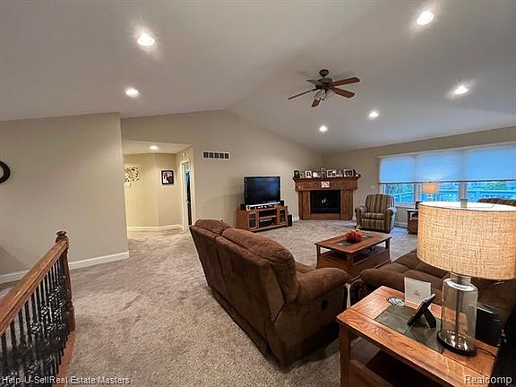 5th image of 3979 Arlington Ave
