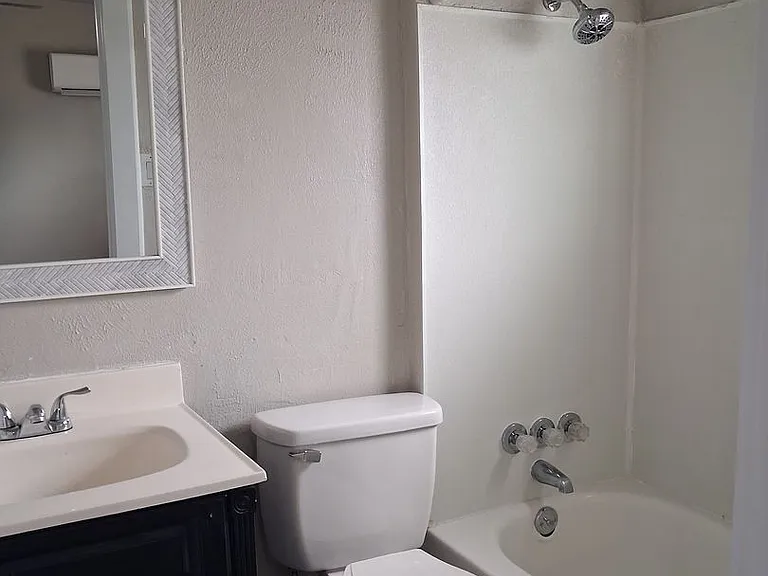704 S Abilene Ave — Photo 10