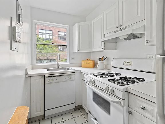 4th image of 321 E 45th St #6DE