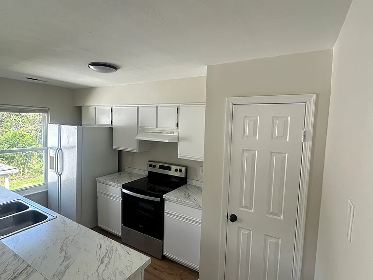 814 47th St #B — Photo 8