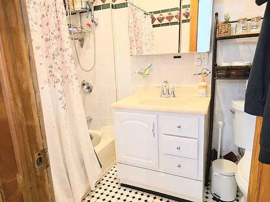 Rented by NYC REALTY GROUP 693 | media 27