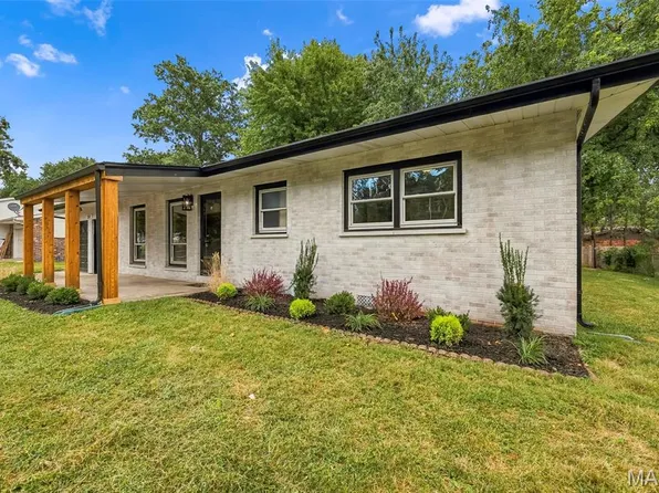 210 S Duchesne Dr, Saint Charles, MO 63301