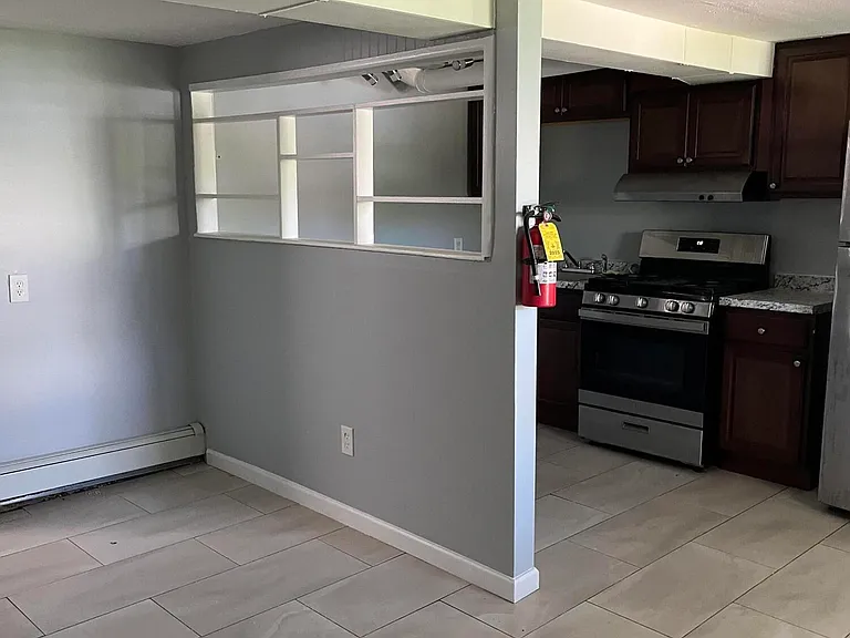 140 Main St — Photo 2