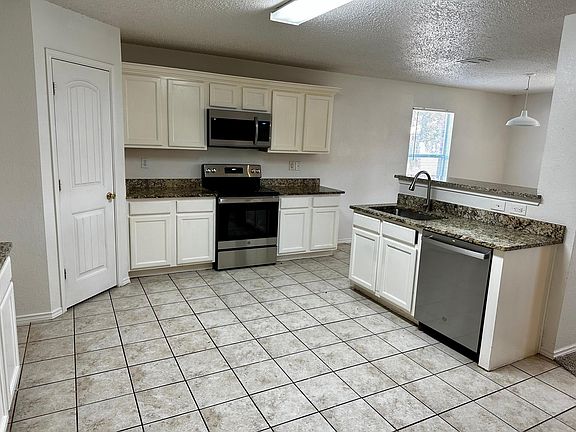 3rd image of 609 Lowe Dr