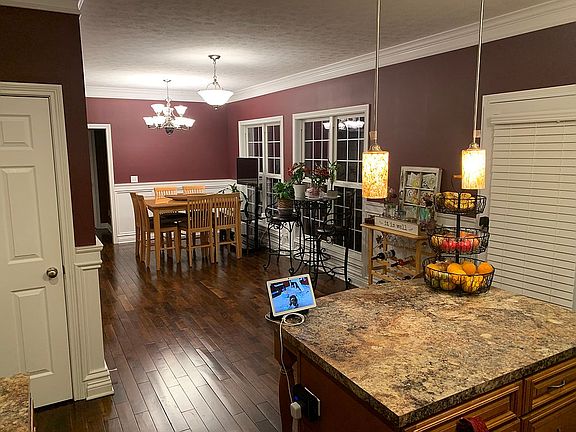 Kitchen/Dining (1st Floor)