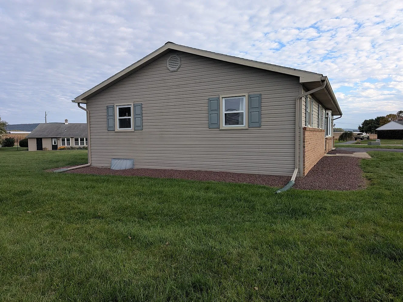 3 bed, 1960 sqft, $1,900 — Photo 2