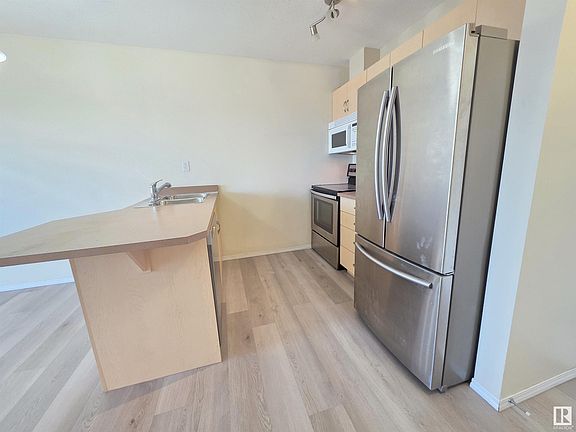 4th image of 4310 33rd St #403