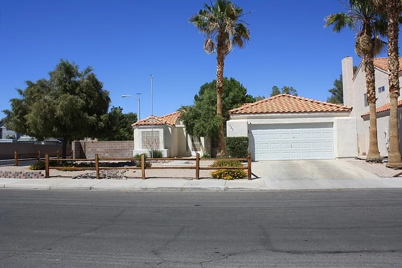 Beautiful Three Bedroom Home in Green Valley — Photo 1