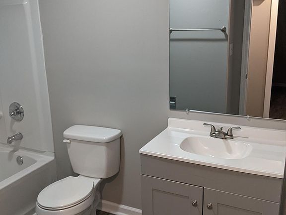 4th image of 1804 Parkwood Ln APT 26