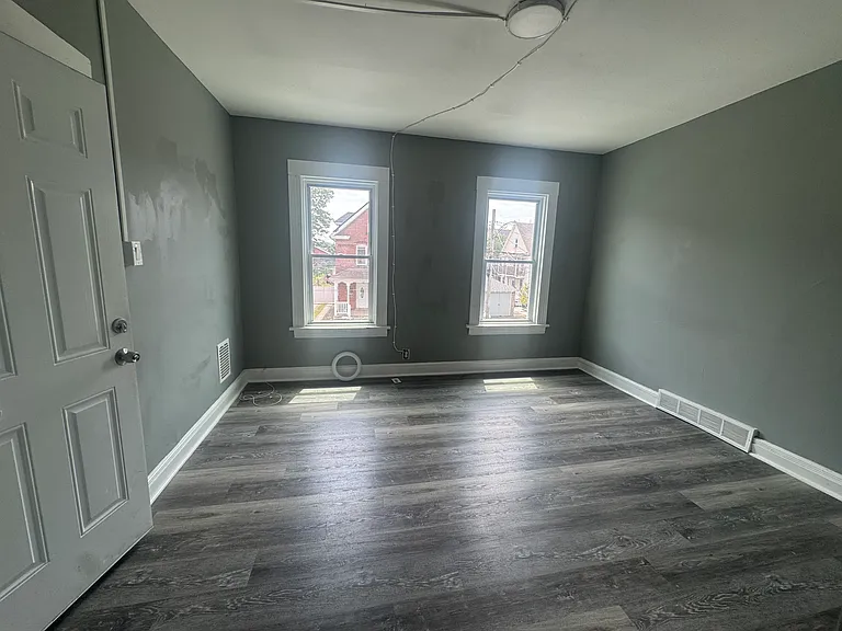 473-477 Putnam St #2 — Photo 10