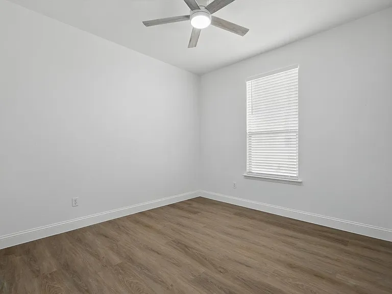 924 Charleston Ln — Photo 13