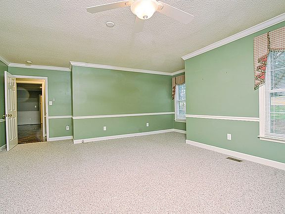 5th image of 127 Amherst Dr
