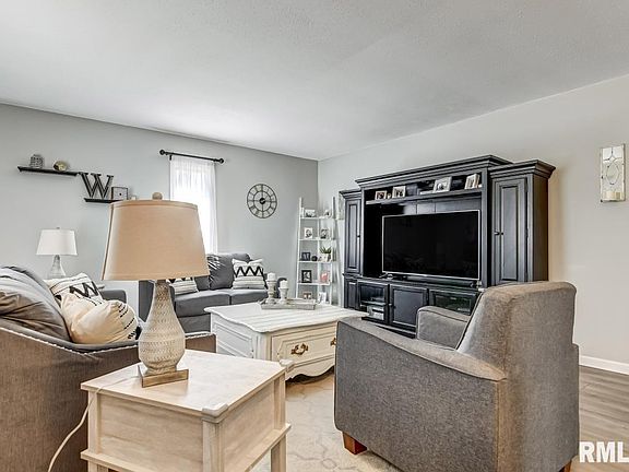 4th image of 829 Evergreen Dr