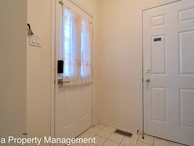 6 Crystal Park Cres #1 — Photo 3