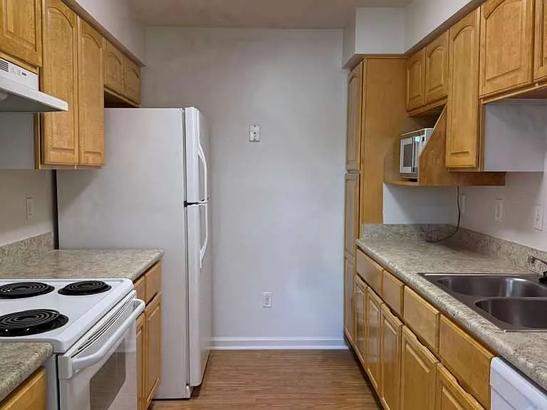 702 Meadowbrook Dr — Photo 1